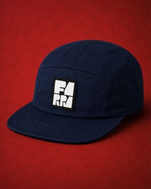 Gorra five panels azul marino Farra Merch con parche frontal del logo.