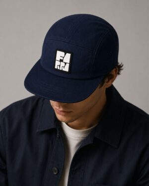 Gorra five panels azul marino Farra Merch con parche frontal del logo.