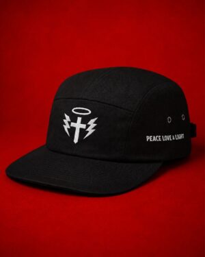 Gorra negra five panels LaMisa Collection con símbolo frontal y texto Peace Love & Light.