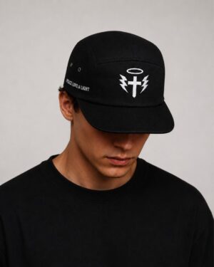 Gorra negra five panels LaMisa Collection con símbolo frontal y texto Peace Love & Light.