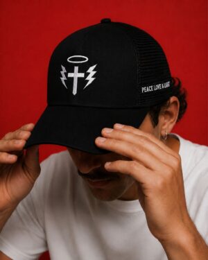 Gorra negra de rejilla con símbolo LaMisa bordado en el frontal y mensaje Peace Love & Light en el lateral. Ligera, oscura y con estética de festival.