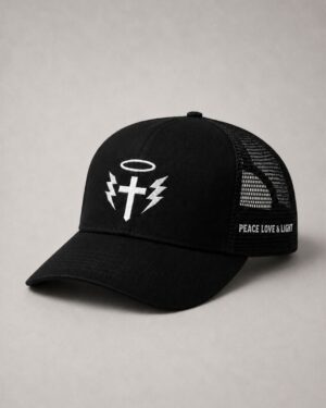 Gorra negra de rejilla con símbolo LaMisa bordado en el frontal y mensaje Peace Love & Light en el lateral. Ligera, oscura y con estética de festival.