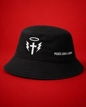 Bucket hat negro LaMisa Collection con símbolo frontal y texto Peace Love & Light.