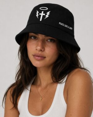 Bucket hat negro LaMisa Collection con símbolo frontal y texto Peace Love & Light.