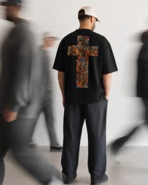 Camiseta negra LaMisa Collection con cruz grande ilustrada en la espalda.