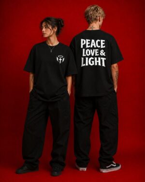 Camiseta negra LaMisa Collection con texto Peace Love & Light en la espalda.