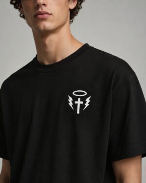 Camiseta negra LaMisa Collection con texto Peace Love & Light en la espalda.