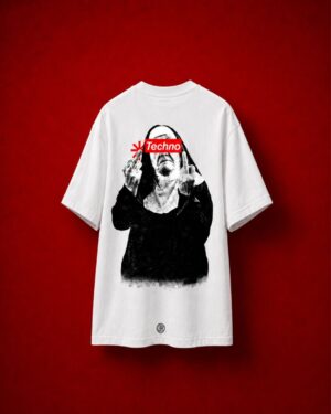 Camiseta LaMisa Collection con gráfica de monja Techno en la espalda.