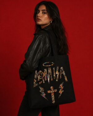 Tote bag negro LaMisa Collection con cruz collage y logo gráfico.