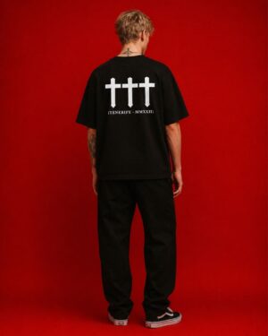 Camiseta negra LaMisa Collection con tres cruces blancas en la espalda.