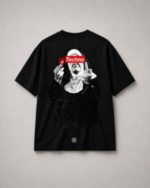 Camiseta LaMisa Collection con gráfica de monja Techno en la espalda.
