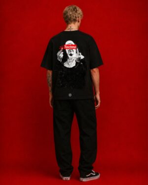Camiseta LaMisa Collection con gráfica de monja Techno en la espalda.