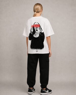 Camiseta LaMisa Collection con gráfica de monja Techno en la espalda.